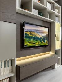 Das TV-Panel ist mit einer LED-Leiste ausgestattet, die den unteren Schlitz beleuchtet.