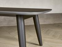Geformter Tisch mit Beinen aus massiver Kardinalesche, Detail der lackierten Kante und Unterseite
