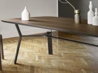 Rey Tisch mit Holzplatte und Metallbeinen