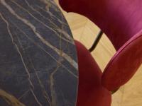 Dettaglio del piano in pietra ceramica lucida, una delle finiture più eleganti disponibili per personalizzare il tavolo Rey - Foto Cliente