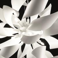Fred Hängeleuchte aus Metall im großen Modell - Detailbild der Blätter des Lichtschirmes