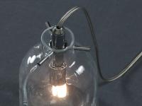 Detailbild der Verbindungsstelle zwischen Leuchtkörper und Glaslampenschirm