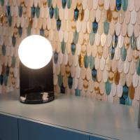 Leuchte im minimalen Design mit Sockel aus Marmor Dew in der Version Tischlampe