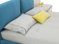 Bettdeckenbezug aus bügelfreier Baumwolle mit Kissenbezügen und hellbraunen Knöpfen