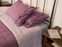 Zweifarbige Bettdecke in der double-face Version, rosafarbige Töne