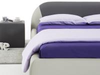 Getupfte Bettdecke mit dem Lazy Doppelbett abgebildet