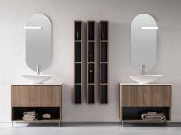 Ovaler Badezimmerspiegel mit LED-Strahler Sampi, kombiniert mit einem Doppelwaschtisch-Standschrank mit Aufsatzwaschbecken