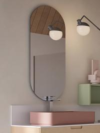 Ovaler Badezimmerspiegel mit LED-Strahler Sampi kombiniert mit Waschbecken in Minera-Kolor Milano