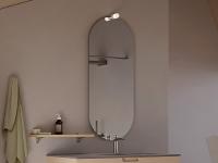 Ovaler Badezimmerspiegel mit Led Sampi-Strahler, ergänzt durch eine 1,8 cm hohe Ablage