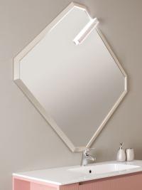 Specchio da bagno con profilo in alluminio Alfa nella forma quadrata, una delle tre disponibili