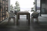 Seitenansicht des Tisches Calepio mit Platte und Beinen aus Wabenholz Stileiche Grau