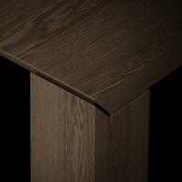 Detail der perfekten Verbindung zwischen Beinen und Platte des Tisches Calepio mit Wabenkernholzplatte. Tischplatte und Beine aus Holz Stileiche Grau