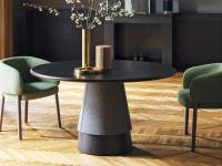 Runder Tisch Hamide design 140 cm mit Platte in gebeizter Esche furniert: der konische Fuß passt zur Platte und ist mit Stoff bezogen