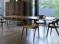 Maßgefertigter Tisch mit Haruto-Glasbeinen kombiniert mit Nasaka-Stuhl