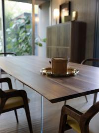 Maßgefertigter Tisch mit Haruto-Glasbeinen für einen schwebenden Effekt