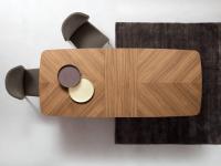 Das raffinierte geometrische Design der Platte nimmt die typischen Linien der Tischlertradition auf. Platte aus natürlichem Nussbaumholz mit Gestell und Platten aus vernickeltem Metall