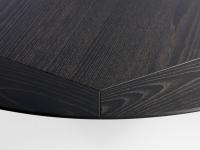 Detail der massiven Eschenholzrand des runden Tisches Otab