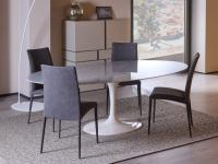 Saarinen Tisch mit runder Platte aus schwarzem Marquinia-Marmor und zentralem Sockel mit fließender und kurvenreicher Optik.