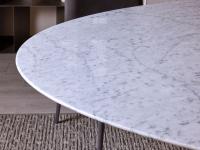 Dettaglio del piano in marmo bianco di Carrara