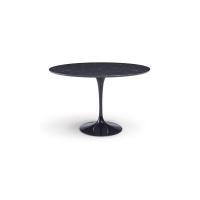 Saarinen Runder Tisch mit Gestell aus glänzend schwarz lackiertem Aluminium und Platte aus schwarzem Marquinia-Marmor.