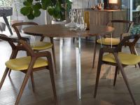 Sakai Tisch aus Nussbaum mit Glasbeinen in Kombination mit Nakama Stühlen