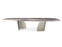 Blick auf den Tisch Senator von Cattelan aus Kristall und Stahl auf weißem Hintergrund