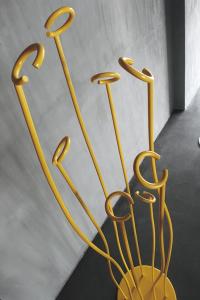 Alga bodenstehender Kleiderständer aus Metall - Detail von den Kleiderhaken mit "C" Profil (gelbe Farbe nicht erhältlich)