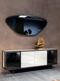 Elegantes Sideboard Aira mit Türen aus Steinzeug und Glas, in der Version mit zentralen Türen aus poliertem Feinsteinzeug in Ausführung Crème und Seitentüren aus transparentem Rauchglas.