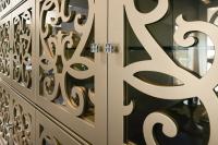 Modernes lackiertes Highboard Paris. Detail der Türen mit champagnerfarbenem lackiertem Glas