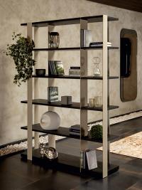 Sintesi minimalistisches freistehendes Bücherregal aus Metall - mattbeige lackierter Metallrahmen und schwarze Eschenholzböden