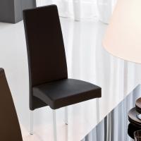 Charonne: moderner Stuhl, mit hoher Rückenlehne und Gestell aus verchromtem Metall, Bezug aus schwarzem Leder.