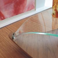 Quiet dreieckiger Couchtisch mit Glasplatte - Detail von dem Zusammenkommen zwischen Glasplatte und Untergestell aus Holz