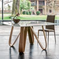 Holztisch mit modernem Design Butterfly in quadratischer Ausführung mit leicht geformtem Profil aus extra klarem, weißem Hartglas und Untergestell aus Canaletto-Nussbaum