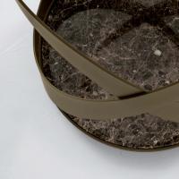 Detail des Basissockels in Marmor bronze Emperador glänzend und Struktur in Metall lackiert bronze stein