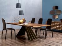 Tisch Ventaglio mit designer zemtralem Gestell und Platte aus Canaletto Nussbaum