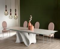Wave ausziehbarer Tisch mit weißer Keramikplatte und zentralem Untergestell aus glänzend weißem Baydur