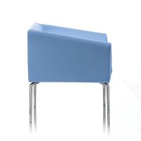 Seitenansicht von Alias Sessel mit kompakter Sitzfläche und schrägen Armlehnen