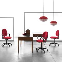 Büro mit verschiedenen Modellen Lybra Stuhl