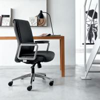 Maeva Bürostuhl mit fixen Armlehnen und Gestell aus Aluminium. Mit optionalem Kissen für den Sitz und die Lehne