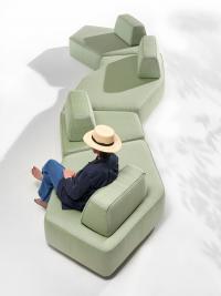 Esempio dell'estrema componibilità del divano sagomato Prisma Rock