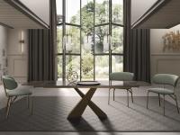 Gruppe von Linda-Stühlen kombiniert mit einem eleganten Wohnzimmertisch