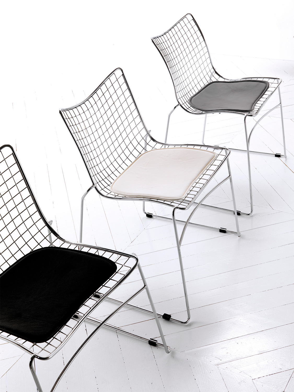 Stuhl aus Metall, Sitz und Rücken aus Riemen gefertigt