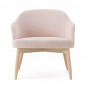 poltrona con schienale basso e quattro gambe in legno