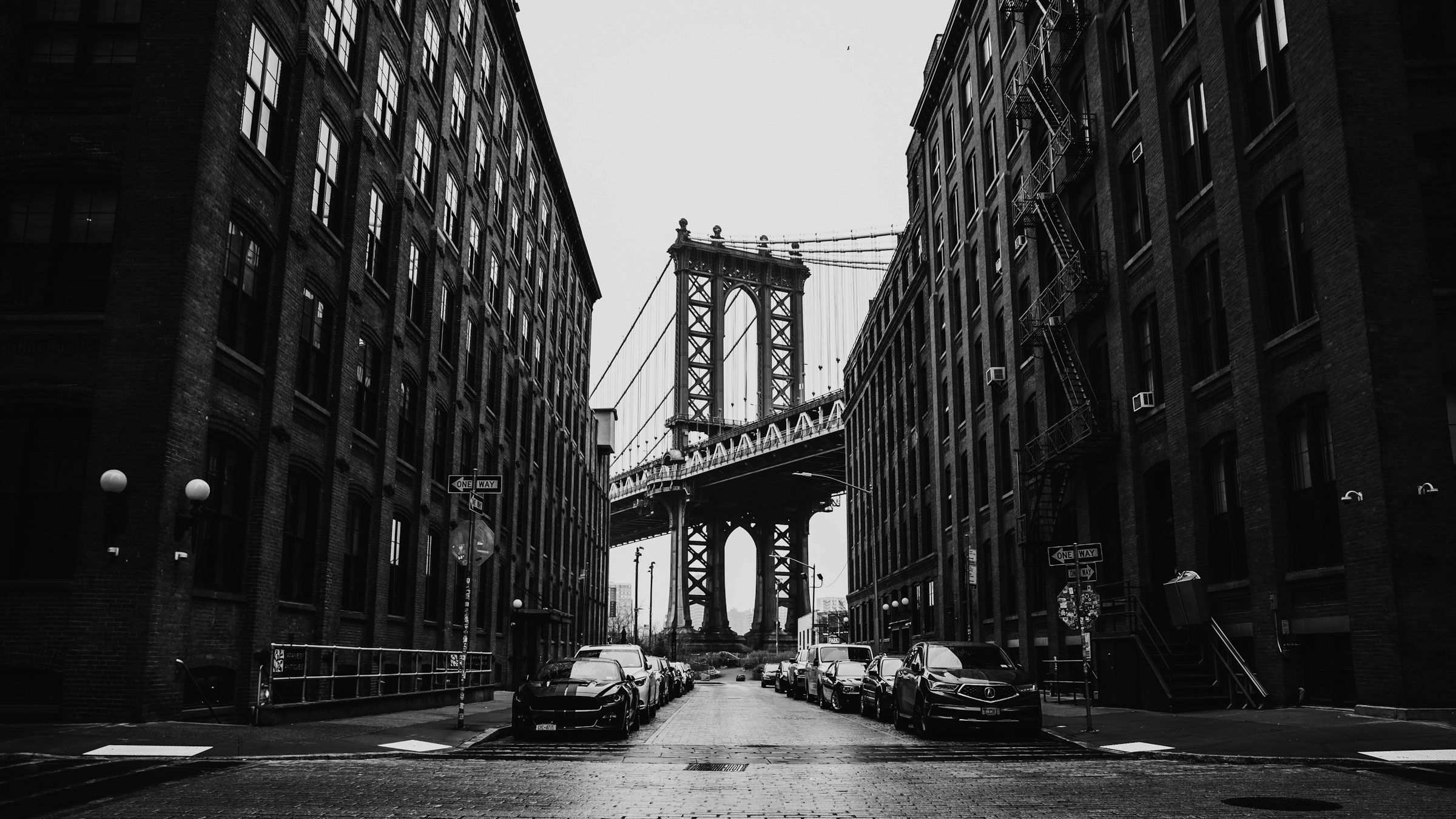 Vista di una metropoli americana con auto parcheggiate e un ponte sullo sfondo