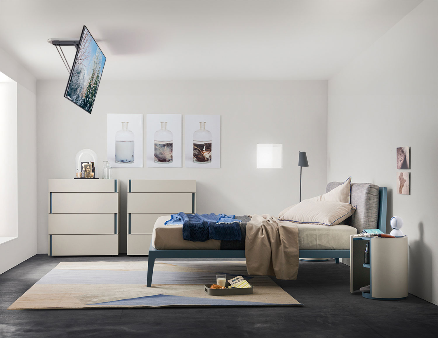 Camera da letto con televisore appeso a soffitto