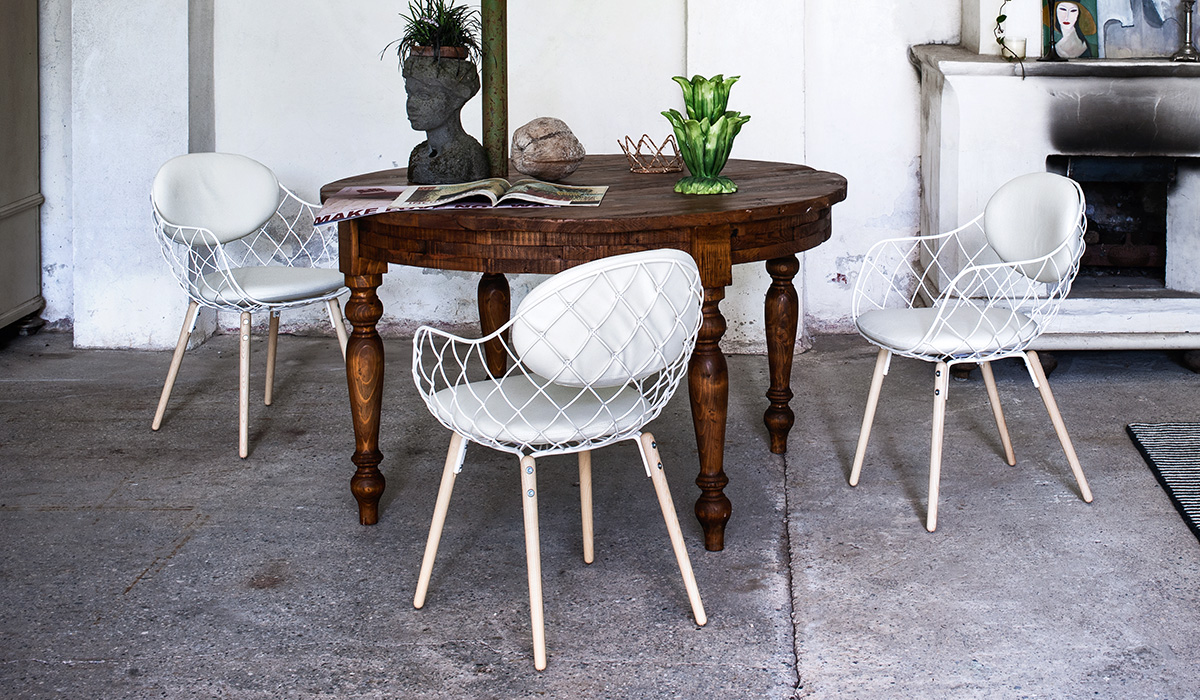 Tavolo da pranzo con sedie e floreale in Edwardian House con