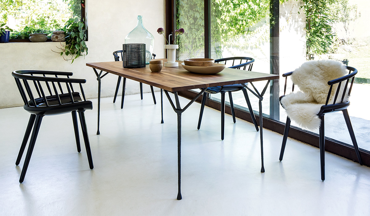 Tavolo e sedie in stile industriale