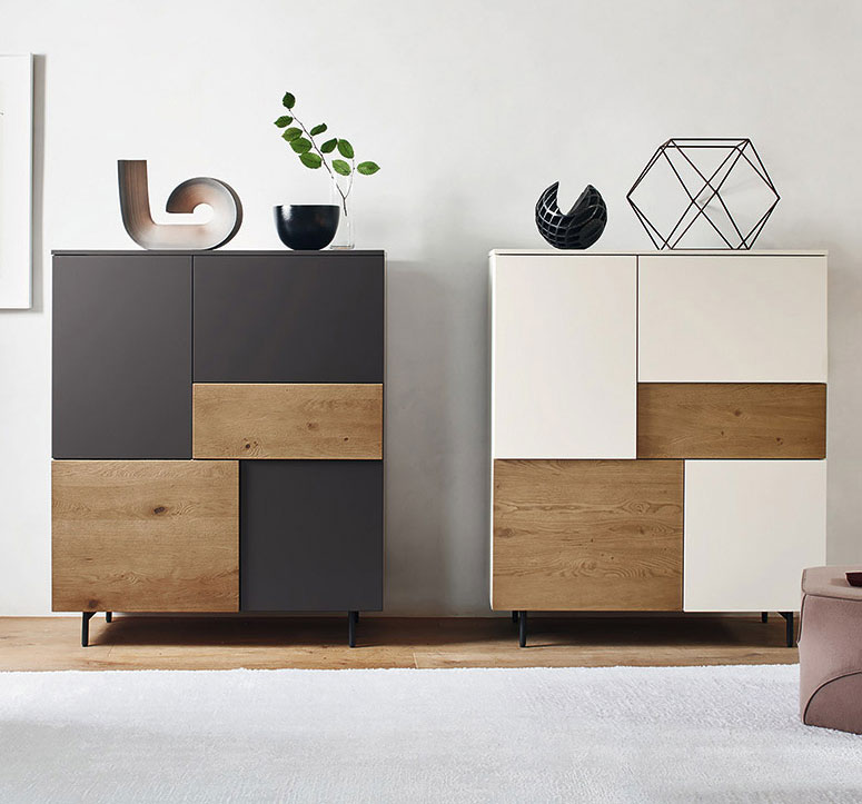 Coppia di madie con ante asimmetriche in legno, bianche e grigie