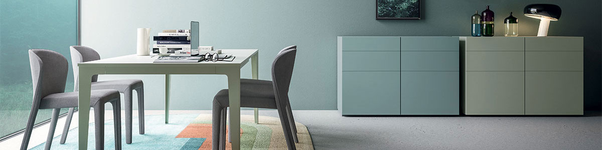 Sala da pranzo moderna con coppia di madie a porte e cassetti laccate in colori pastello