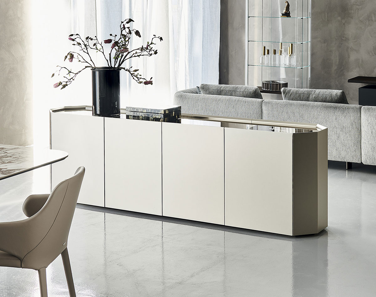 Credenza bifacciale che divide zona pranzo da zona relax